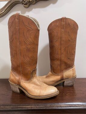 Vintage Dingo Cowboy Boots
Women's Size 7M Brown
Leather Western Boots USA Made